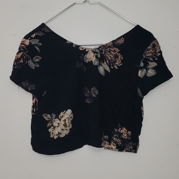 KENDALL + KYLIE Button Down Crop Top - Picture 2 of 5